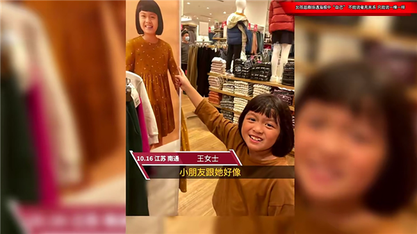 女孩逛商场意外发现海报模特和自己神似,网友:简直是双胞胎