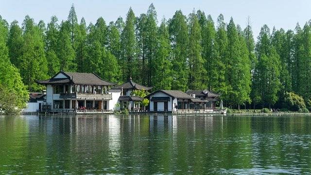 2025年清明节放假安排出炉:连休3天不调休,高速免费助力踏青出行