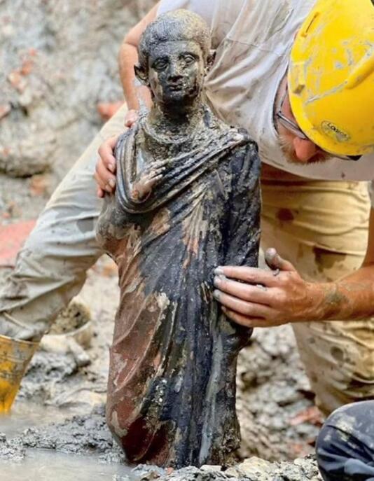 意大利挖出大量2300年前青铜器 热水淤泥保护下完整度十分好