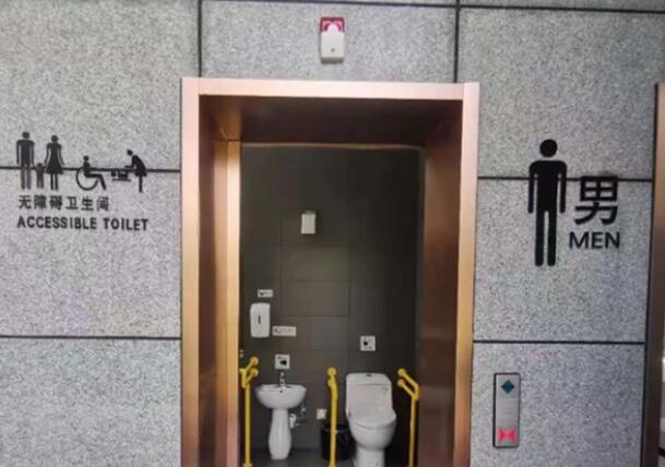 男子上公厕10分钟门自动打开 这样的设计真的是太尴尬了