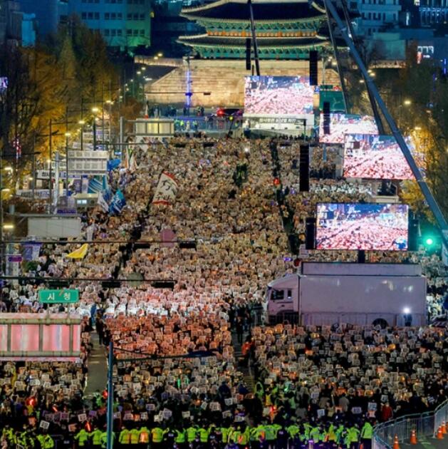 首尔20万抗议者集会要求尹锡悦下台 就梨泰院踩踏事故向政府问责