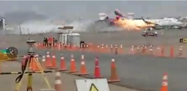 秘鲁飞机撞汽车致2死！现场画面曝光飞机起火浓烟滚滚