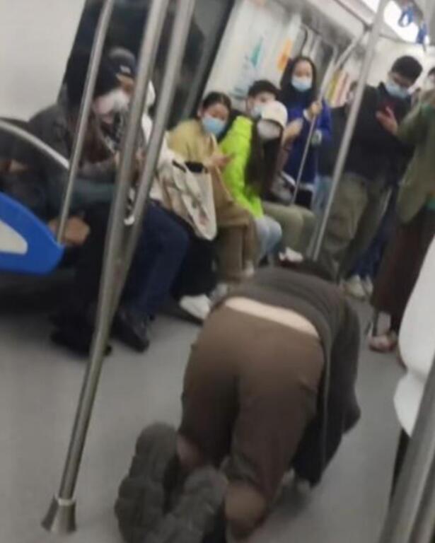 杭州地铁回应女子在车厢内爬行 现场画面曝光有人称疑似在完成主人任务