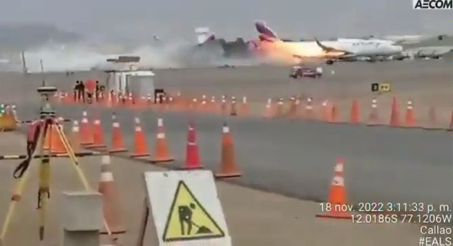 秘鲁机场发生撞机事故致2死36伤 现场详情曝光机翼与地面车辆相撞引起大火和浓烟