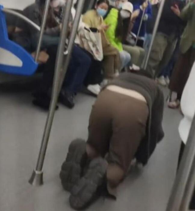 杭州地铁一女子在车厢内爬行引发热议 背后详情曝光怪异举动令人惊诧