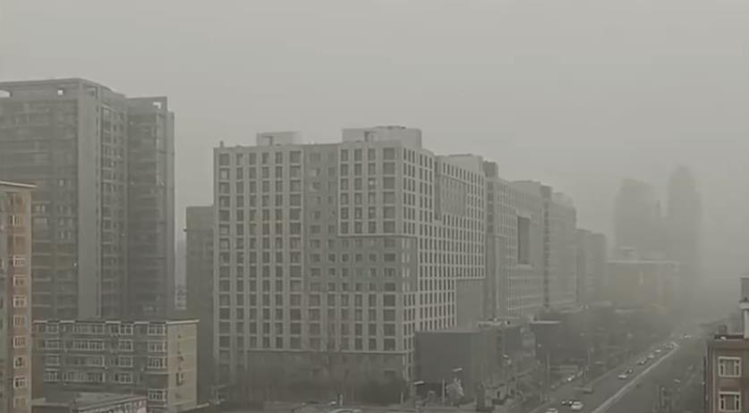 实拍北京沙尘暴:能见度小于1公里 预计午后能见度逐渐转好