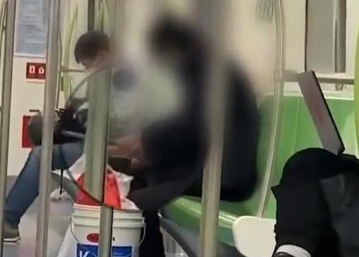 男子在上海地铁车厢内磨菜刀 网友质疑菜刀怎么过的安检