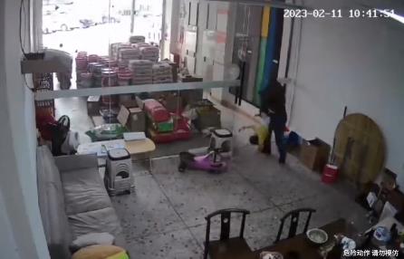 广东地震瞬间:家长倒提着孩子就跑 现场画面曝光实在太惊险了