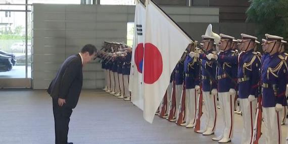 尹锡悦向日本国旗鞠躬引韩民众愤怒 被批此举是“荒谬可笑”