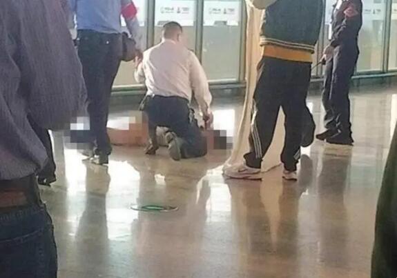 上海虹桥火车站一女子坠楼 现场画面曝光目前正在抢救中
