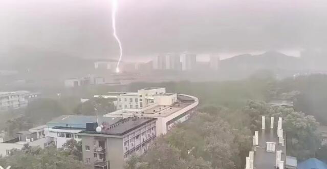 华科大宿舍被雷劈了怎么回事？雷雨天气千万要注意安全防止雷击