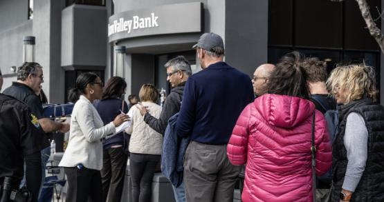 创业者亲历硅谷银行破产：设闹钟转账 一天连找两家银行开户