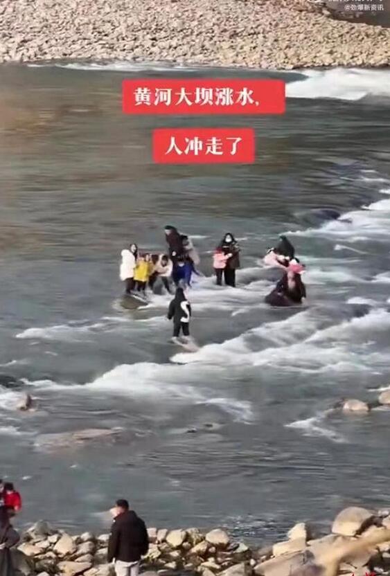 三门峡大坝附近多人被水冲走 事发地是一个网红打卡点水流湍急有人被冲走