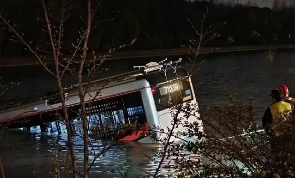 上海公交坠河:司机被救出车上无乘客 疑似驾驶员操作不当