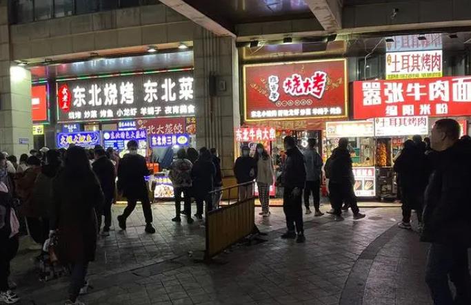 上海最大露天夜市回来了 有近70个外摆位“持证上岗”