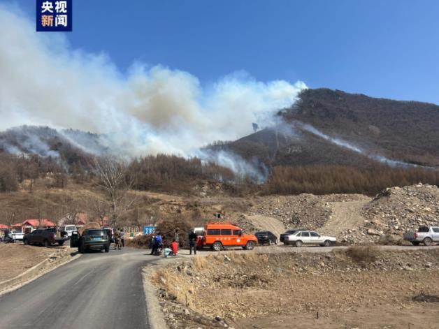 本溪山火系祭祀引发 肇事者被带走 警方将依法对相关责任人员追责