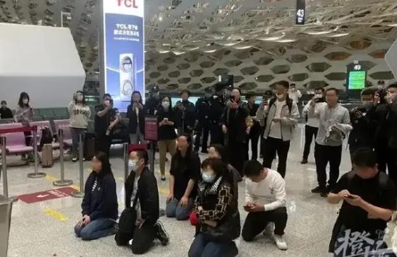 深圳暴雨致航班取消 旅客跪求起飞 如此齐刷跪地难道不是道德绑架吗？