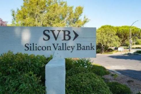 硅谷银行曾与部分客户签订独家业务协议，限制客户从其他机构获得银行服务