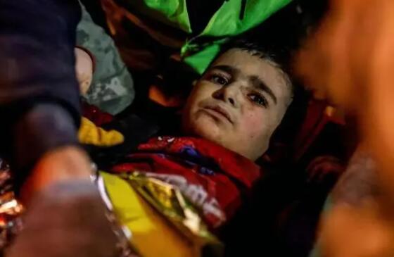 土耳其男童一句话逼哭搜救人员 被困坍塌公寓被发现时格外活力充沛