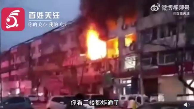 河南一居民楼爆炸 目击者:楼都炸通 爆炸后燃起大火，玻璃渣掉落一地