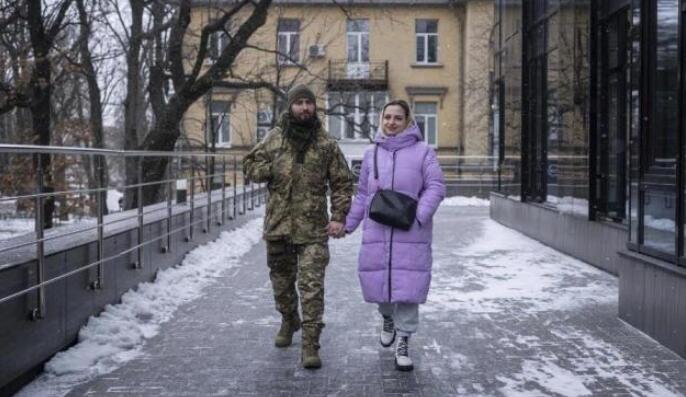 越来越多乌军士兵提前冷冻精子 奔赴前线害怕战死沙场却没有自己的孩子