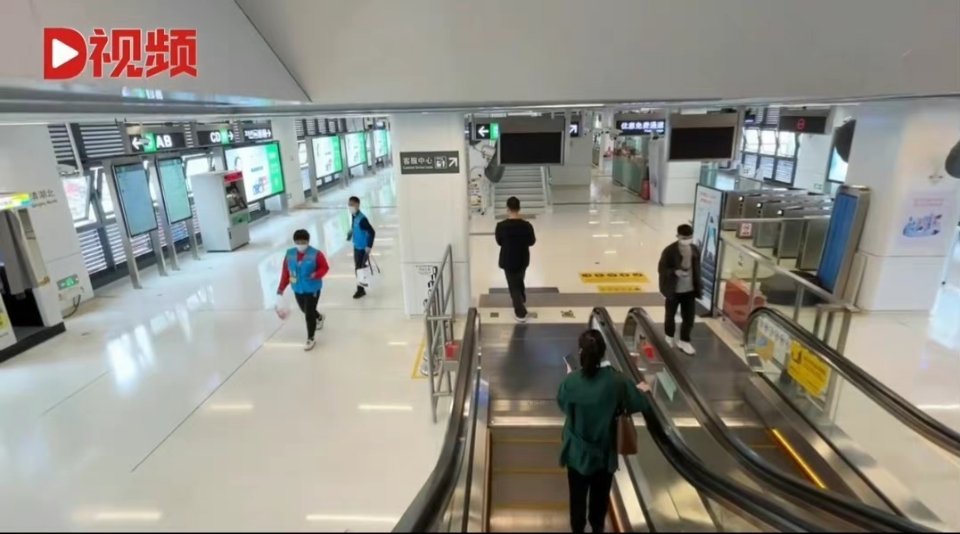 深圳夫妻带10岁孤独症儿子跑单6年 孩子脑子里装着整个深圳地铁