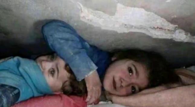 7岁土耳其女孩废墟中保护弟弟17小时 现场画面曝光令人动容泪目