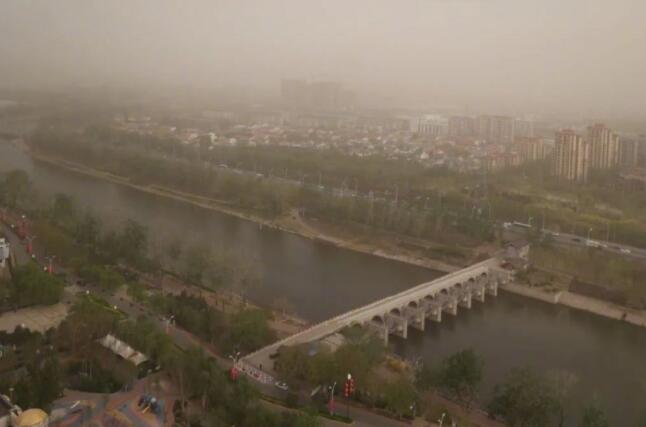 沙尘一路南下 上海出现浮尘天气 黄沙弥漫能见度低空气质量令人担忧