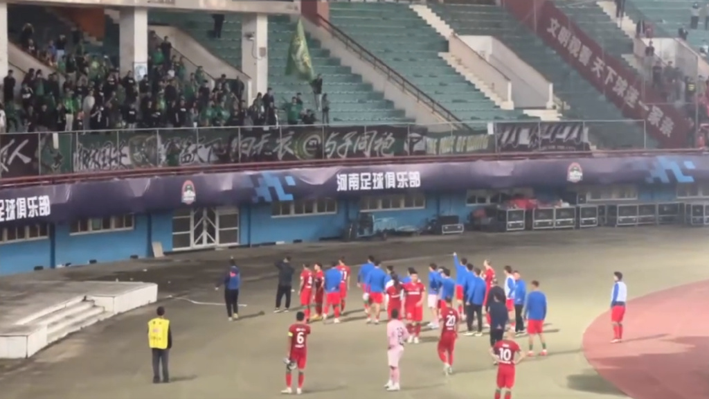 国安球迷向河南球员投掷杂物 网友：就是输给县级队伍的球队吗？
