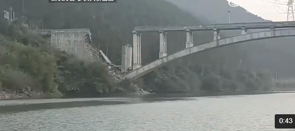 广西贺州一大桥桥面坍塌约五六米 现场画面曝光所幸无人员伤亡