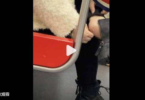 杭州地铁回应女子跷二郎腿抠脚皮：列车到站会打扫会加强巡逻