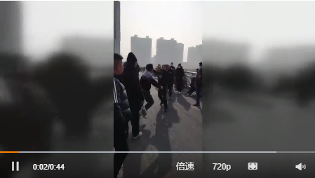 多名网红直播间约架在网红桥斗殴 旁观者：有人被砍伤已被警方带走