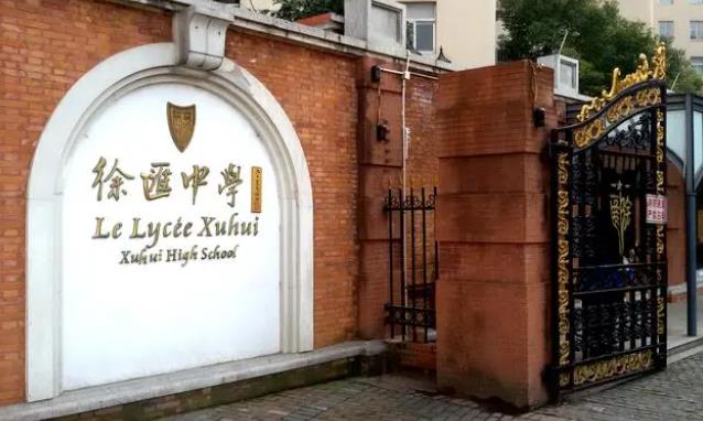 网传上海一女生进男浴室偷拍 学校老师：无中生有，已上报市教委