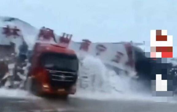 郑州大雪多个仓库倒塌损失惨重 大量积雪从棚顶倾泻而下惊险画面曝光