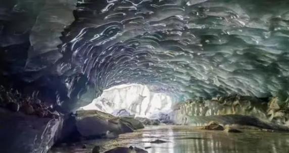 西藏发现165米超大型冰洞 冰洞画面曝光呈弧拱状双向可进入