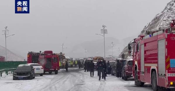 兰州发生多车相撞事故 部分车辆起火 现场画面曝光十分惊险降雪导致30余辆车相撞
