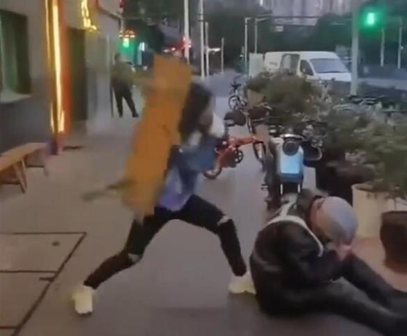 上海女子殴打代驾叫嚣老公是民警 女子酒后用长凳砸击踢踹代驾被刑拘