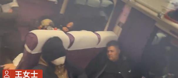 座位被占女子爬火车行李架睡觉 详情曝光睡了一个多小时困得受不了