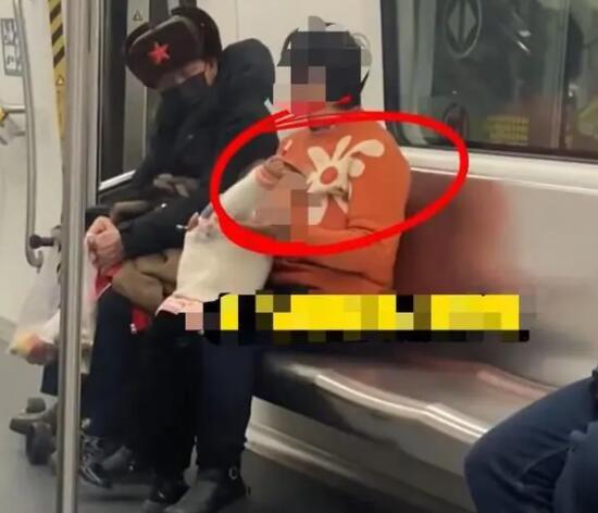 大妈在地铁里抽烟还给娃点烟 孩子的父母看到这一幕作何感想？