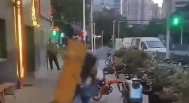 上海女子殴打代驾叫嚣老公是民警 警方表示：涉嫌寻衅滋事罪已被刑拘