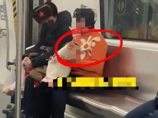 杭州地铁回应大妈抽烟还给娃点烟 有明文规定禁止在车厢内吸烟