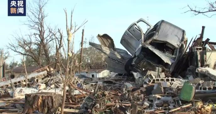 美国多地遭龙卷风狂袭 现场一片狼藉房屋被夷为平地只剩残骸