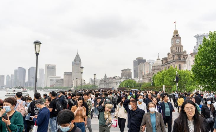 上海阴雨外滩假期首日未现大客流 详情曝光当日人流量和平日周末持平