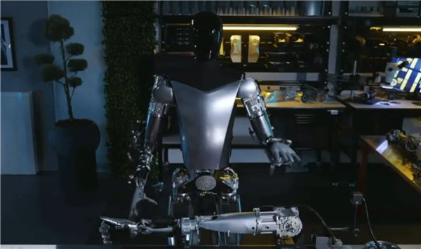 特斯拉人形机器人自己造自己 网友：有赛博朋克那味了