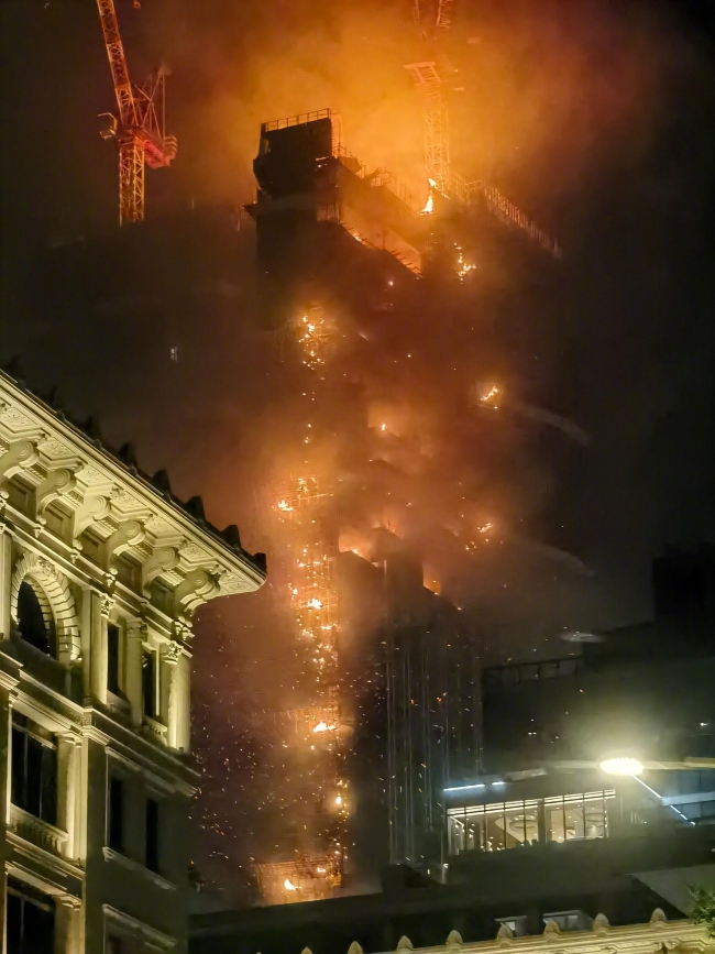 香港一42层在建大楼发生严重火灾 整栋大楼燃烧熊熊火焰令人震惊不已