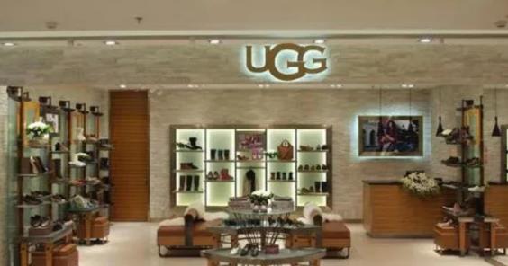 女子抹护手霜摸UGG靴子被要求买下 店主：影响了后续的销售