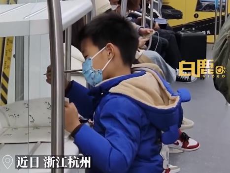 杭州地铁现打工人专线 网友调侃：通勤都不让闲着