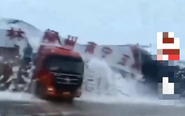 郑州大雪多个仓库倒塌损失惨重 大量货物被埋在废墟中有6名员工受伤