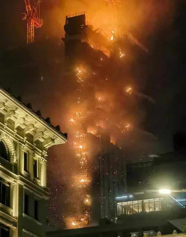 香港一42层在建大楼发生严重火灾 火灾画面曝光大楼被烧穿实在太吓人了