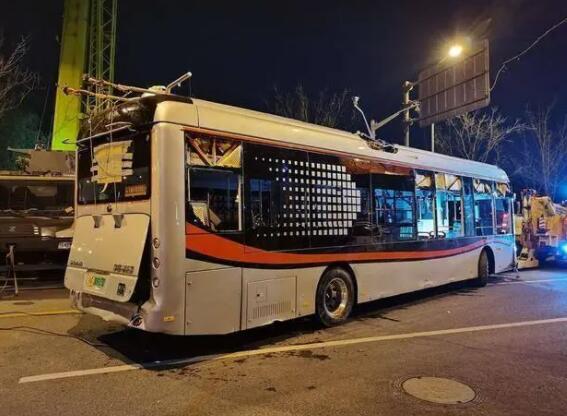 上海坠河公交被打捞上岸 车体变形 司机或因突发疾病车上没有乘客
